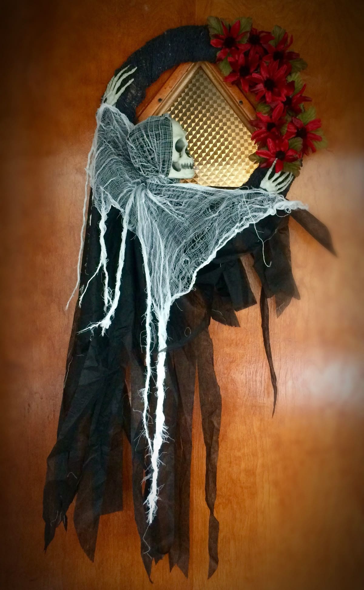 Creepy Skeleton Wreath Guardian