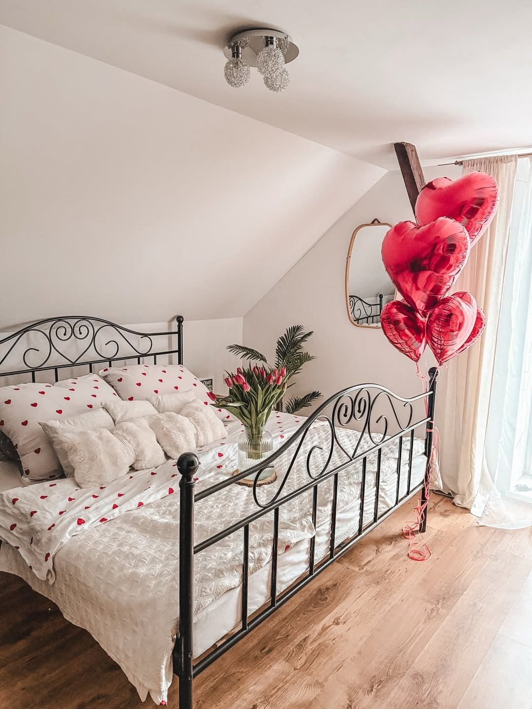 Simple Heart Balloon Bedroom